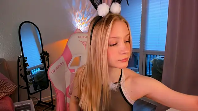 Snapshot of Eva_Davi chatting on April 6, 3:37 am Eva Davi online show from April 6, 3:37 am