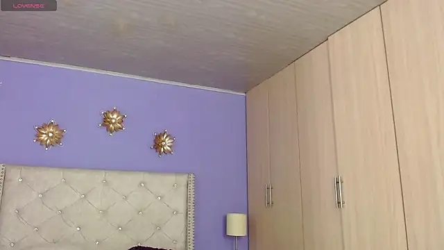 Kim and Mia online show from October 6, 3:09 pm