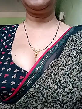 Snapshot of Rosy-B chatting on January 8, 9:53 am Rosy-B online show from January 8, 9:53 am
