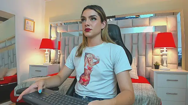 Snapshot of mariiahneedles chatting on December 12, 10:31 pm mariiahneedles online show from December 12, 10:31 pm