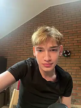 Snapshot of Nick_Win chatting on December 18, 1:45 pm Nick Win online show from December 18, 1:45 pm