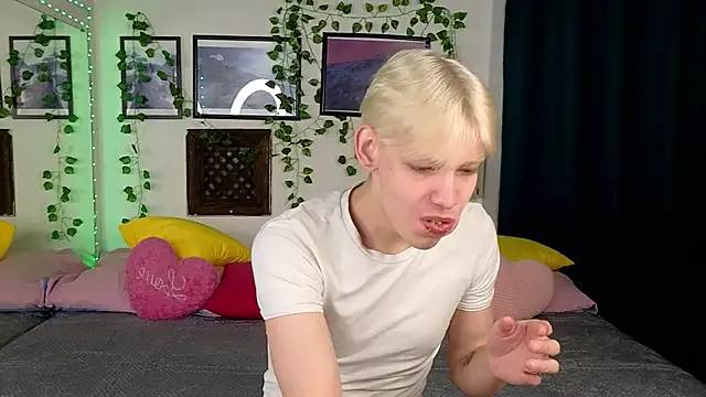 Snapshot of Nick_Win chatting on February 4, 10:10 am Nick Win online show from February 4, 10:10 am