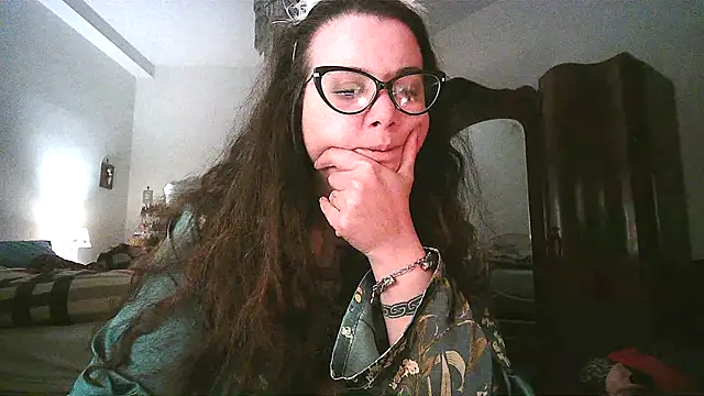 AliceBehind online show from March 29, 7:25 pm