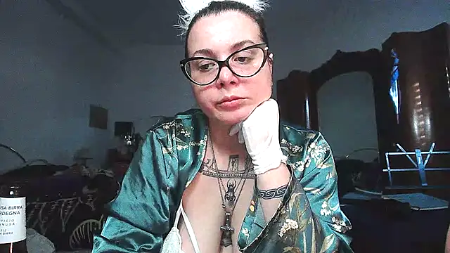 AliceBehind online show from April 10, 4:01 pm