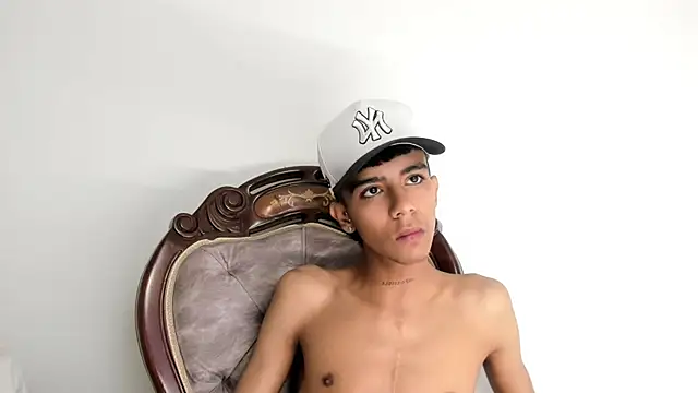 Snapshot of dikey_62 chatting on February 19, 12:14 am dikey 62 online show from February 19, 12:14 am
