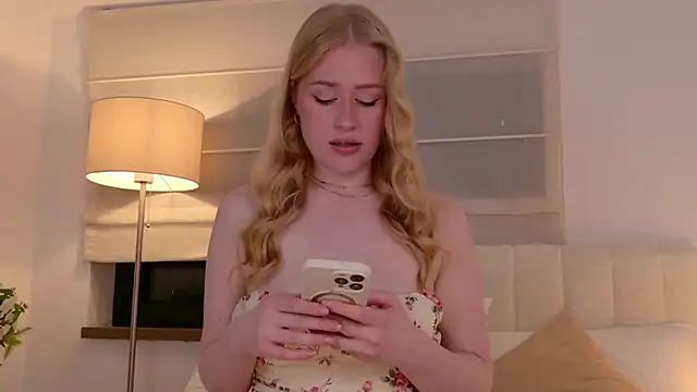 JuliaJaee online show from April 24, 5:04 pm