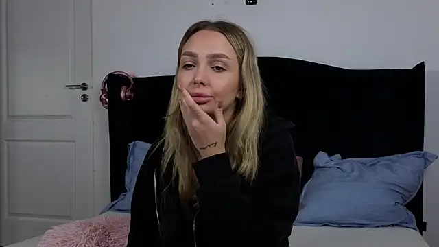 AnnaMaee online show from November 18, 6:45 pm