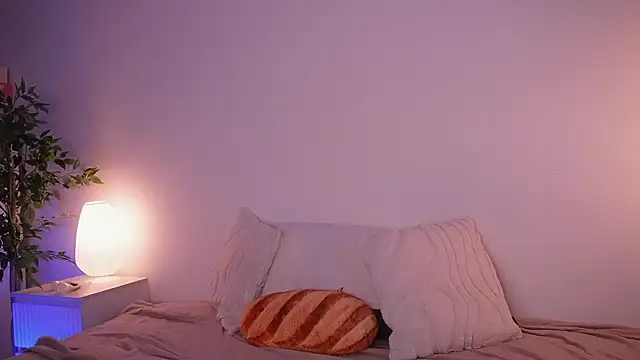 Snapshot of kris69kiss chatting on February 18, 1:07 pm kris69kiss online show from February 18, 1:07 pm