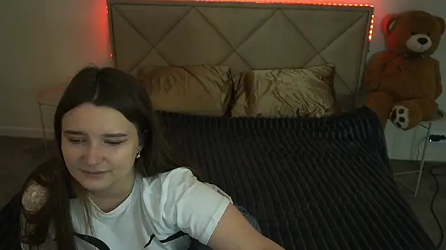 MagicPeachh  online show from May 14, 5:47 am