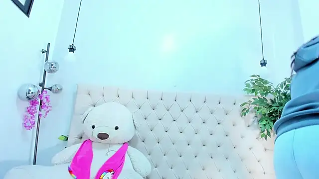 Victoria Coleman online show from December 5, 8:16 pm