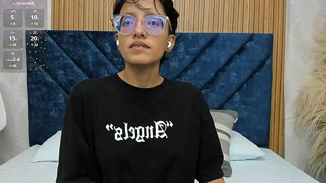 Snapshot of Marge_lasander chatting on February 8, 1:32 am Marge lasander online show from February 8, 1:32 am