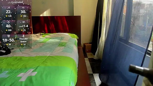 latinaStepmom online show from October 29, 8:43 pm