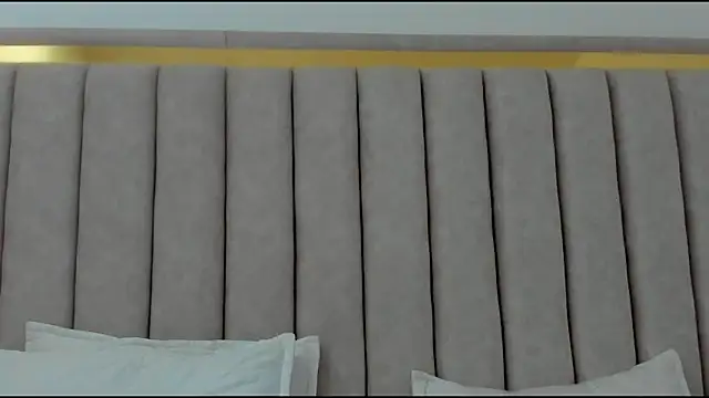 FreyaMoller online show from December 4, 1:20 pm