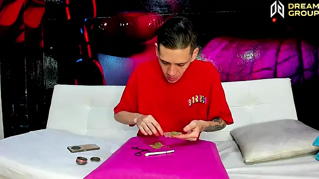 Snapshot of SlimLoves chatting on December 14, 10:58 pm SlimLoves online show from December 14, 10:58 pm