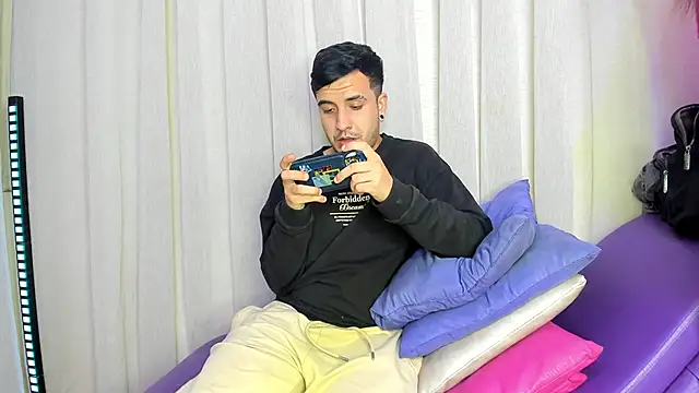 Snapshot of SlimLoves chatting on February 8, 7:12 am SlimLoves online show from February 8, 7:12 am