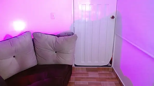 Snapshot of milfrousse chatting on February 16, 10:11 am milfrousse online show from February 16, 10:11 am