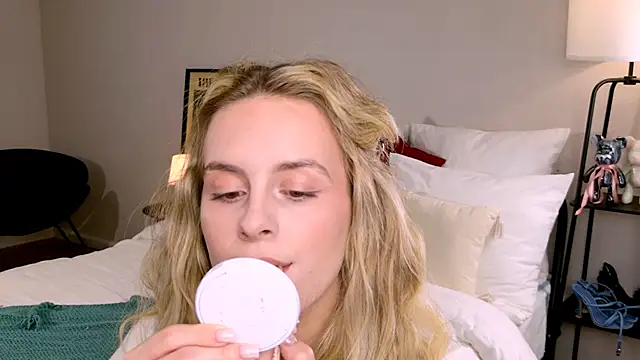 RozzitaBedberry online show from October 29, 1:02 pm