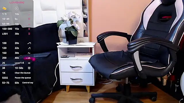LiaTaylorr online show from May 5, 7:33 pm