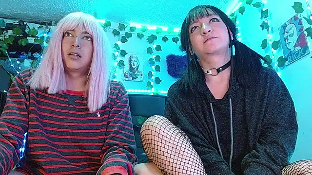 Snapshot of the_lesbian_game chatting on January 24, 7:51 am the lesbian game online show from January 24, 7:51 am