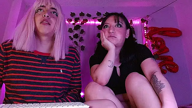 Snapshot of the_lesbian_game chatting on February 28, 6:21 am the lesbian game online show from February 28, 6:21 am