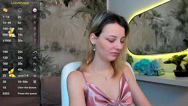 Snapshot of pretty_little_thing chatting on January 15, 12:58 pm pretty little thing online show from January 15, 12:58 pm