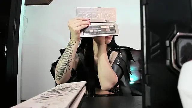 Snapshot of MistressVenena chatting on October 16, 7:59 pm MistressVenena online show from October 16, 7:59 pm