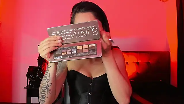 Snapshot of MistressVenena chatting on January 8, 1:30 am MistressVenena online show from January 8, 1:30 am