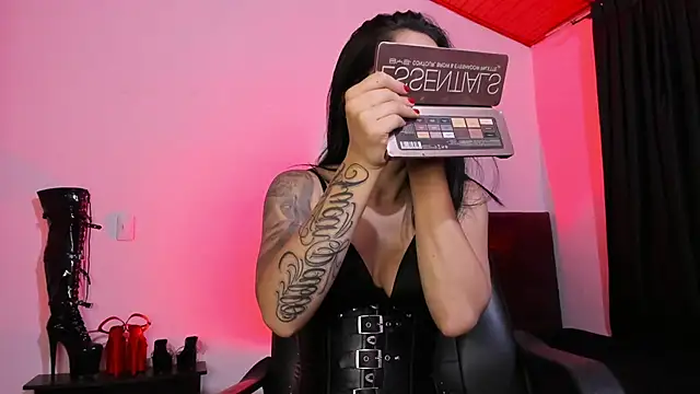 Snapshot of MistressVenena chatting on January 15, 11:52 pm MistressVenena online show from January 15, 11:52 pm