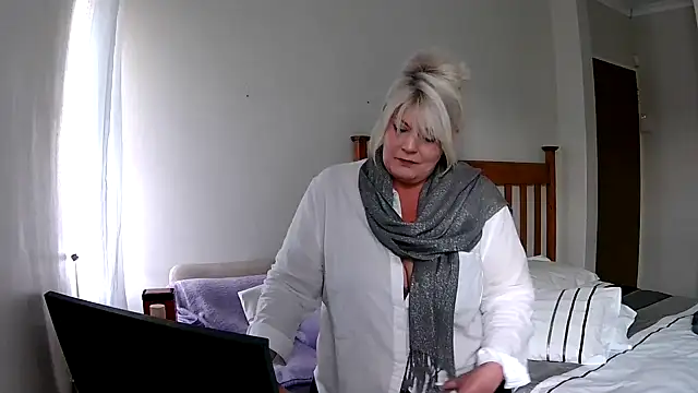 Snapshot of Miahotmilf chatting on December 16, 5:11 pm Miahotmilf online show from December 16, 5:11 pm