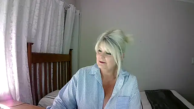 Snapshot of Miahotmilf chatting on January 5, 12:31 am Miahotmilf online show from January 5, 12:31 am