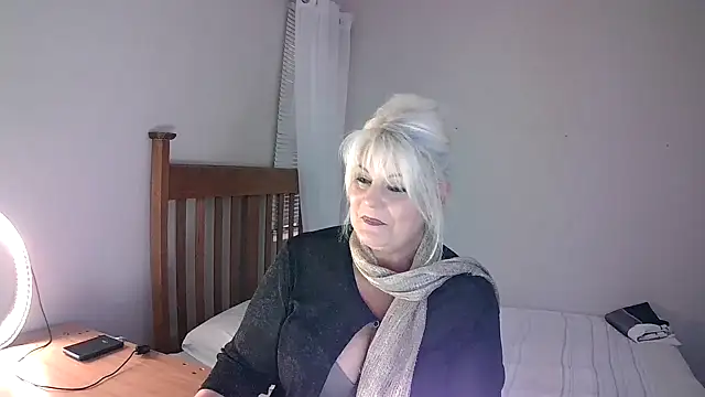 Snapshot of Miahotmilf chatting on February 8, 6:01 pm Miahotmilf online show from February 8, 6:01 pm