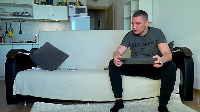 littlesweettifany online show from February 6, 11:24 am