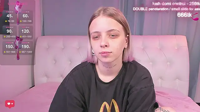 Snapshot of Alice_Halle chatting on October 18, 4:15 am Alice Halle online show from October 18, 4:15 am