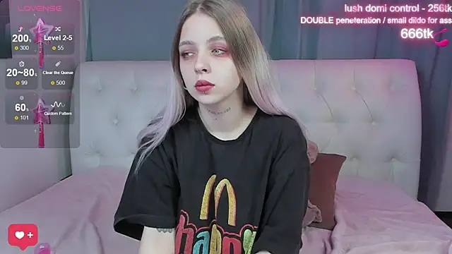 Snapshot of Alice_Halle chatting on October 20, 2:45 am Alice Halle online show from October 20, 2:45 am