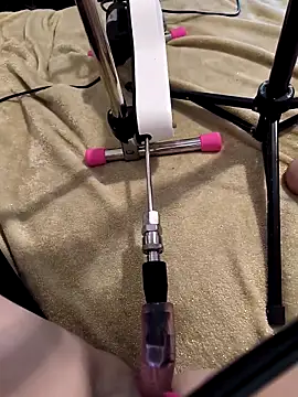 Snapshot of Linalicious chatting on March 8, 8:51 am Linalicious online show from March 8, 8:51 am