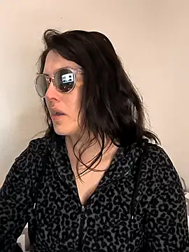 Snapshot of Linalicious chatting on April 1, 7:09 am Linalicious online show from April 1, 7:09 am