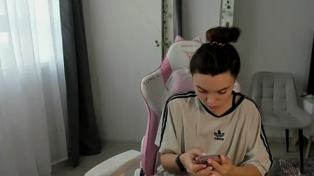 Snapshot of MashkaRay chatting on December 2, 9:03 am MashkaRay online show from December 2, 9:03 am