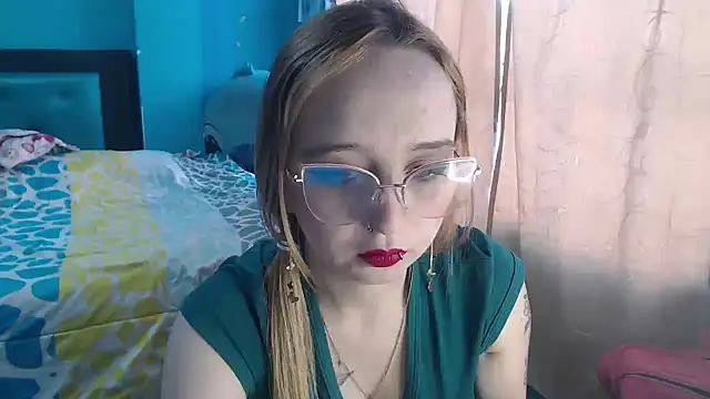 Liaroberts1 online show from February 1, 12:05 pm