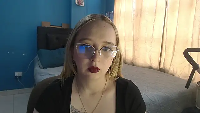 Liaroberts1 online show from October 20, 11:54 am