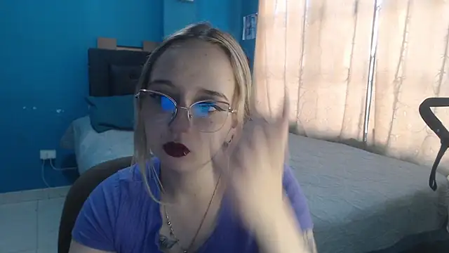 Liaroberts1 online show from October 22, 11:54 am