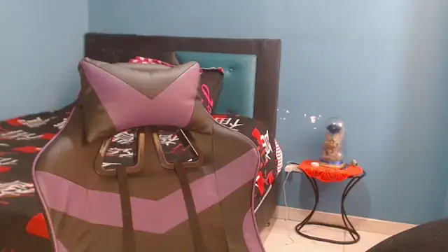 Liaroberts1 online show from January 5, 5:27 pm