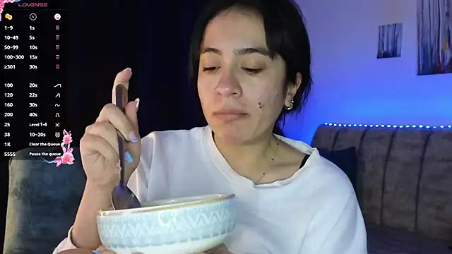 Snapshot of ZaraDames_ chatting on October 1, 2:17 am ZaraDames online show from October 1, 2:17 am