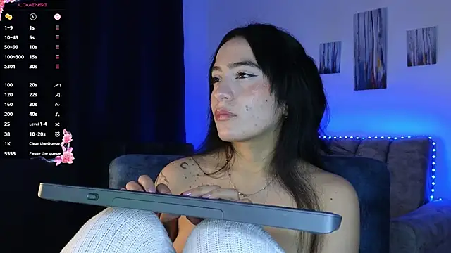 Snapshot of ZaraDames_ chatting on October 12, 2:43 am ZaraDames online show from October 12, 2:43 am