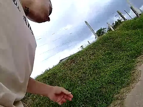 Snapshot of tonny_white chatting on October 21, 5:24 pm tonny white online show from October 21, 5:24 pm