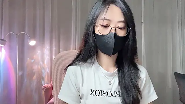 Snapshot of _minji_bae chatting on April 18, 3:05 pm minji bae online show from April 18, 3:05 pm