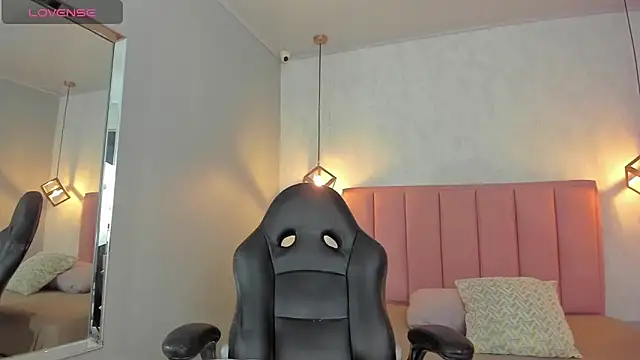 SUNNYCYRUS online show from March 4, 12:33 pm