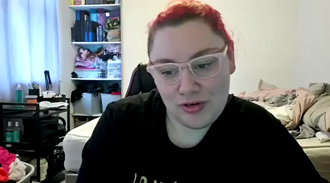 Snapshot of Bustycurves chatting on December 17, 10:44 am Bustycurves online show from December 17, 10:44 am