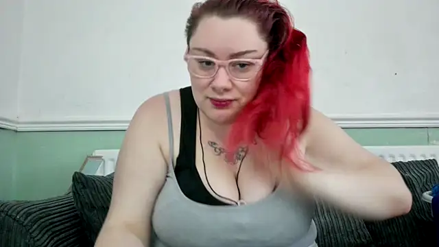 Snapshot of Bustycurves chatting on February 4, 10:21 am Bustycurves online show from February 4, 10:21 am