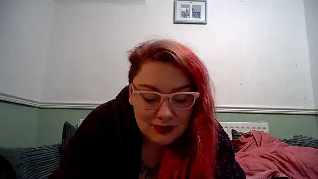 Snapshot of Bustycurves chatting on February 8, 12:06 am Bustycurves online show from February 8, 12:06 am