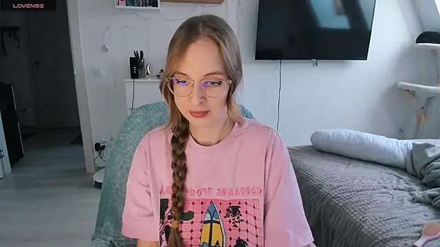 Snapshot of violet_blue_eyes chatting on February 16, 12:56 pm violet blue eyes online show from February 16, 12:56 pm